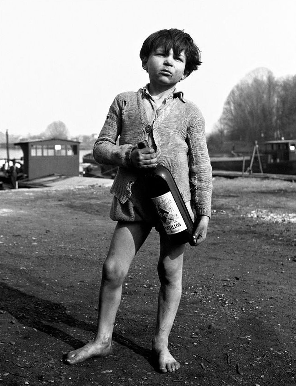 Sabine Weiss enfant de marinier, conflans-sainte-honorine, 1953.jpg